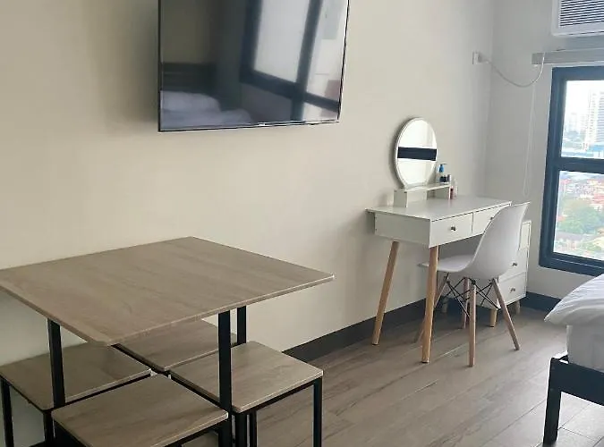 Cozy Fully Furnished Qc With Skyline View
