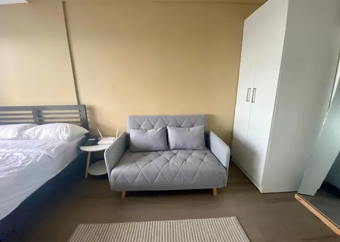 Cozy Fully Furnished Qc With Skyline View